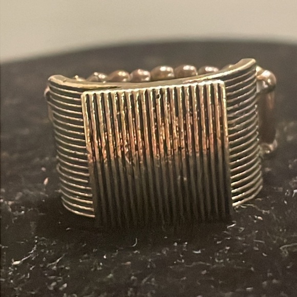 Size 6.5 Modernist gold tone ribbed wide stretch statement ring - Picture 3 of 12